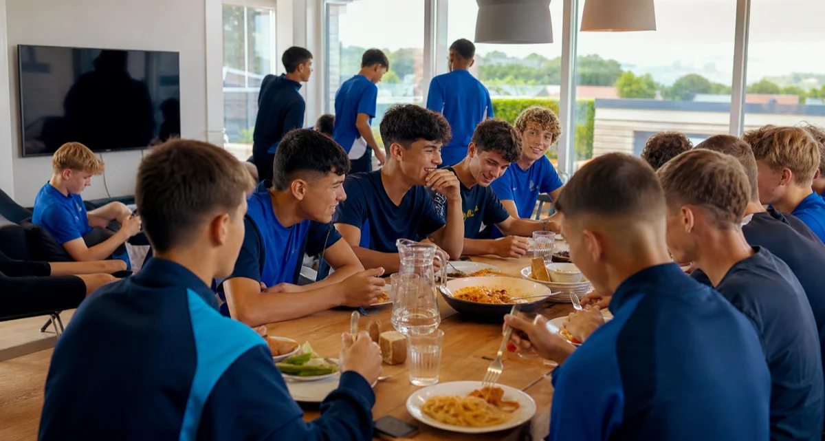 Fotbollslag äter gemensam måltid under Dana Cup